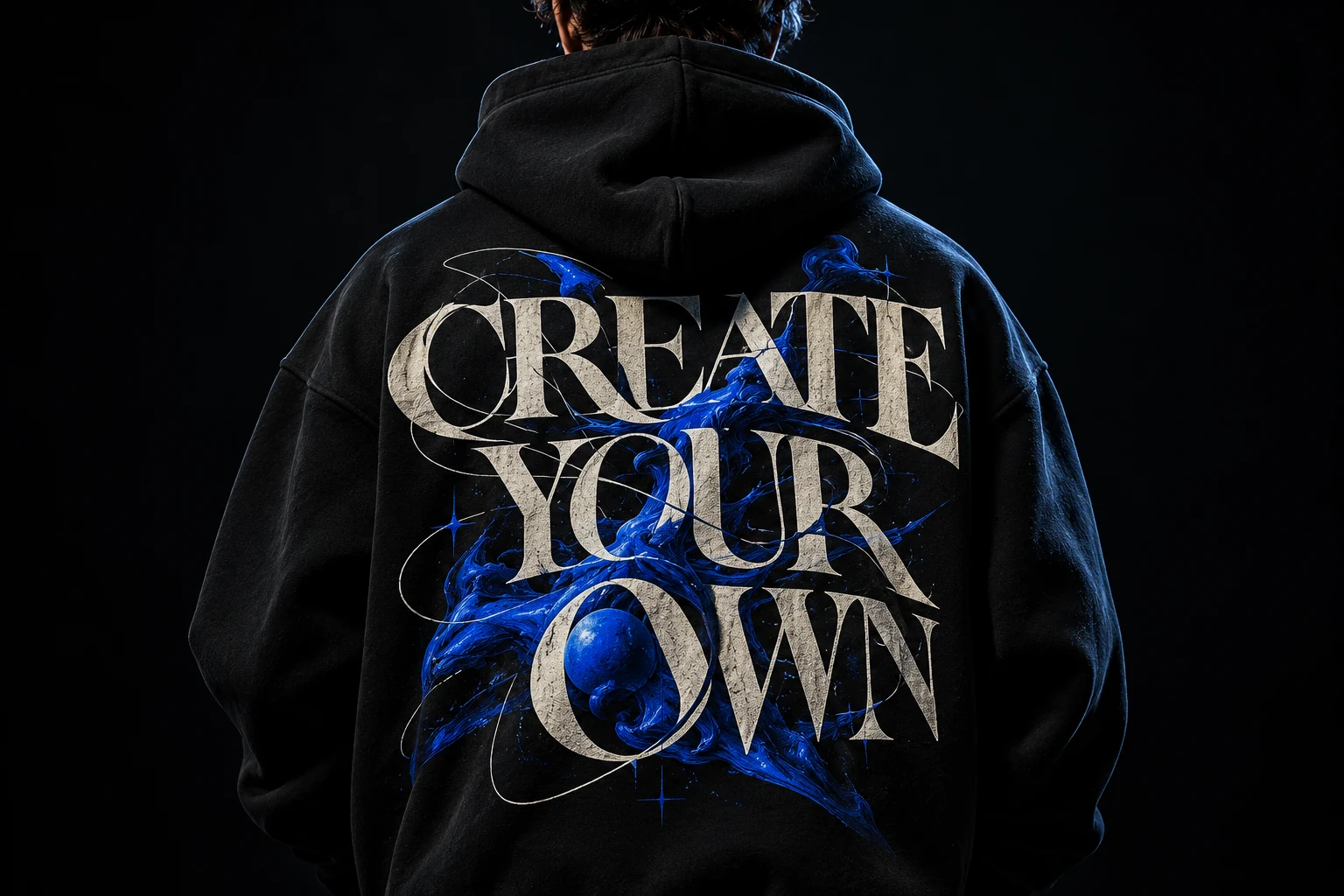 Hoodie noir oversize avec grand design imprimé ivoire et bleu au dos